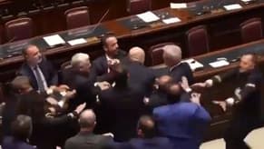 بالفيديو: فوضى وعراك في البرلمان